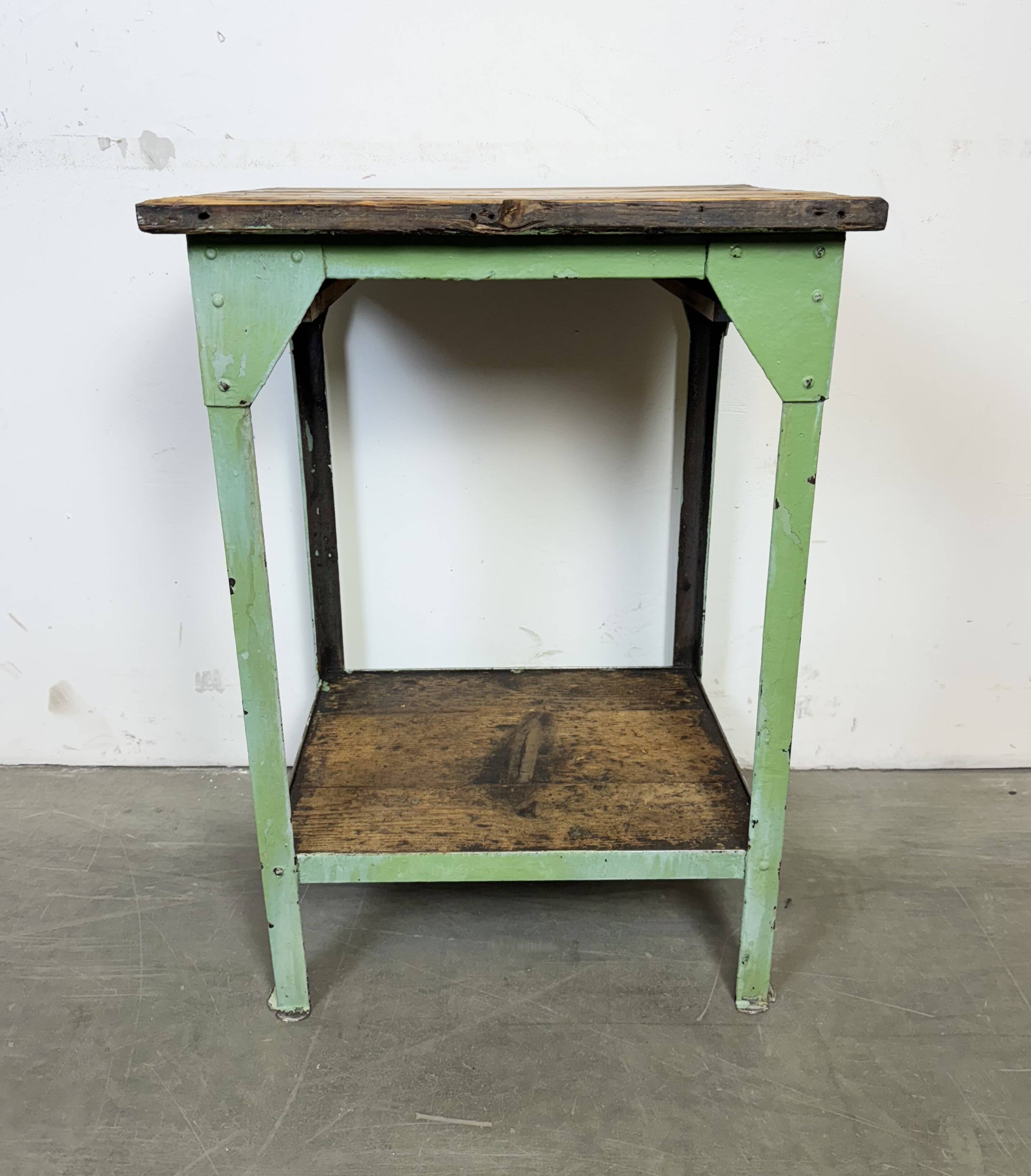 Table industrielle en fer vert, années 1950