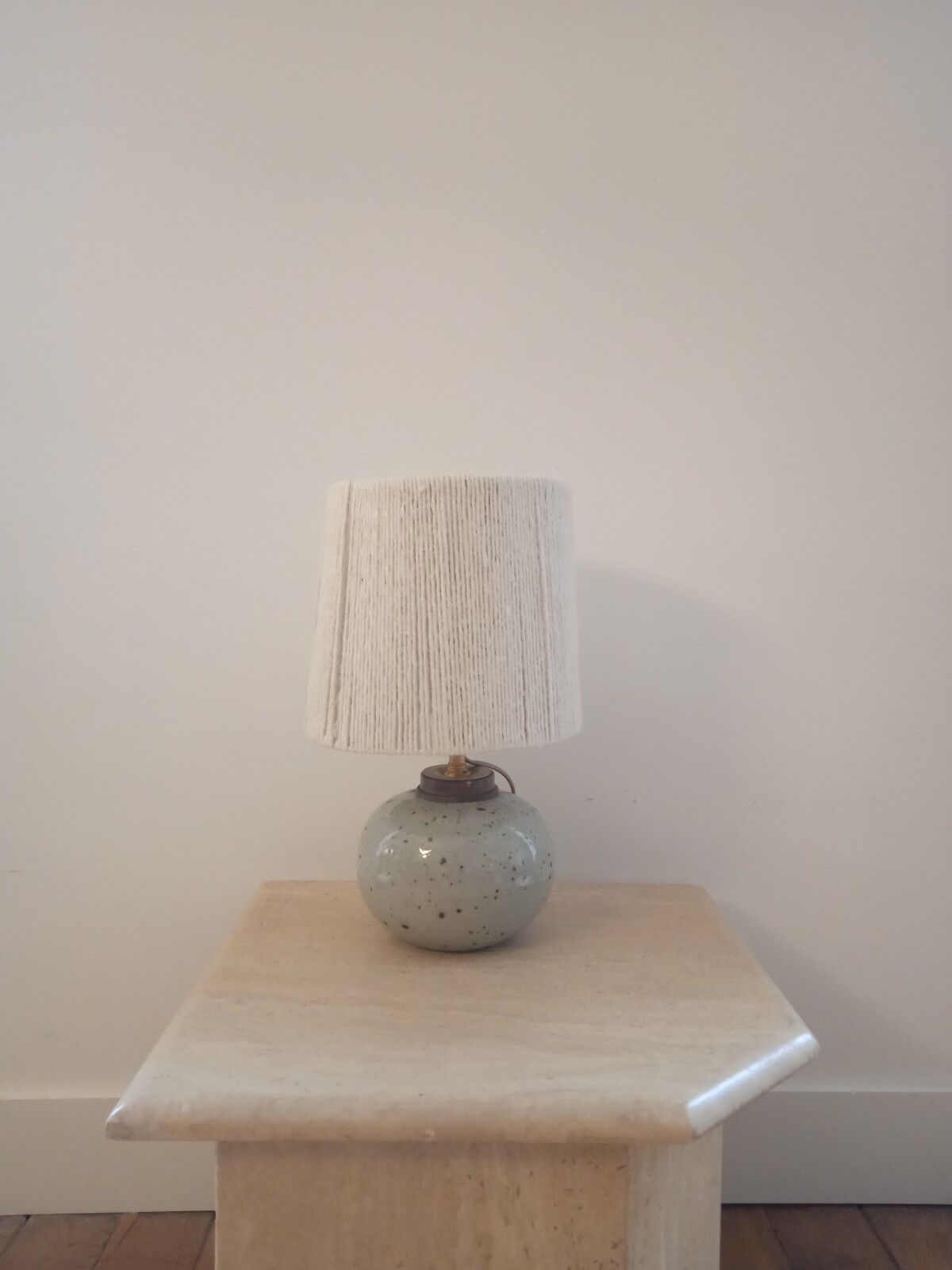 Lampe vintage en grès émaillé avec abat-jour en corde