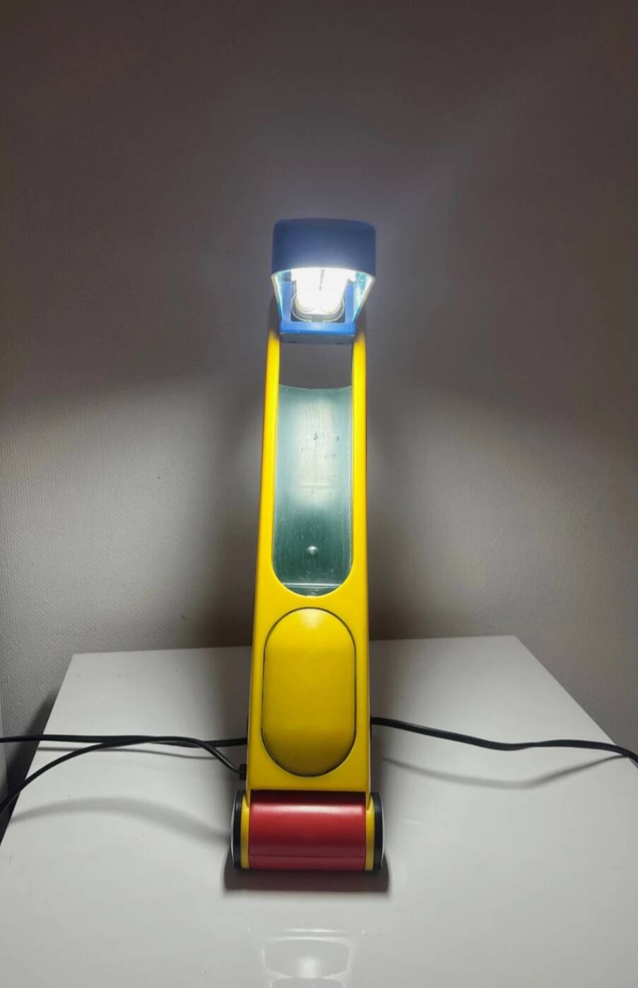 Zigzag lamp in Benetton style Memphis