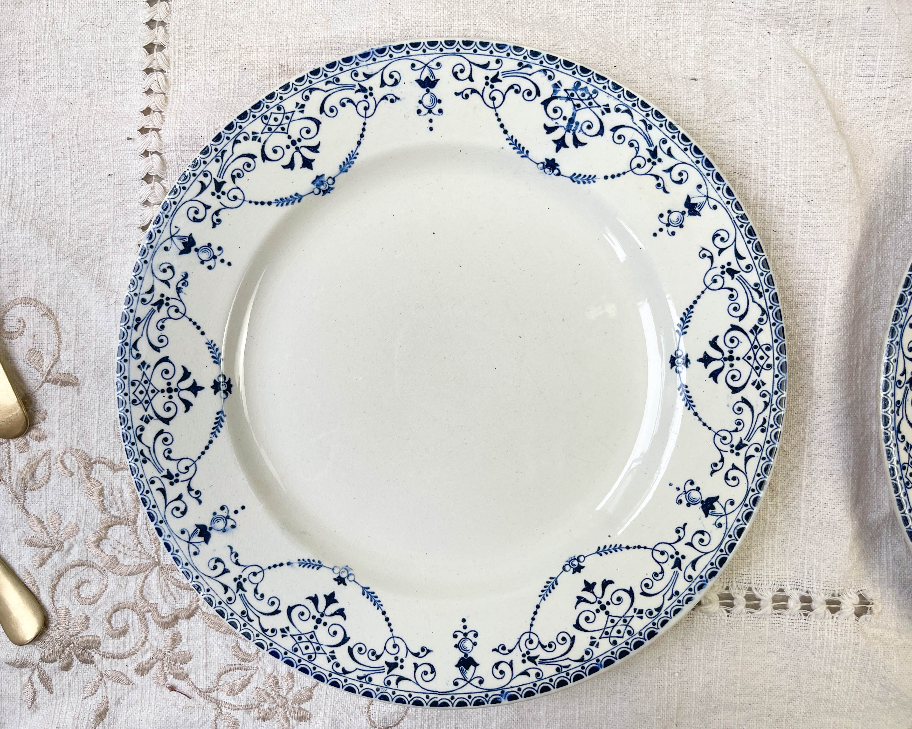 6 flat plates Terre de Fer blue red mismatched