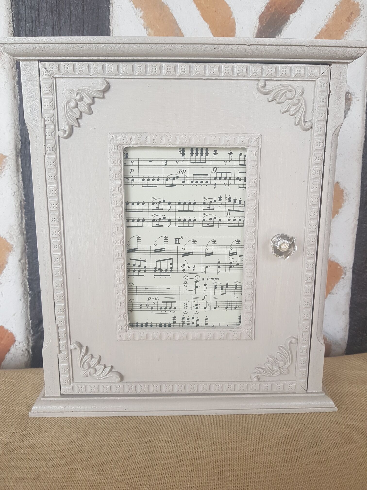 Elegant linen patinated key box