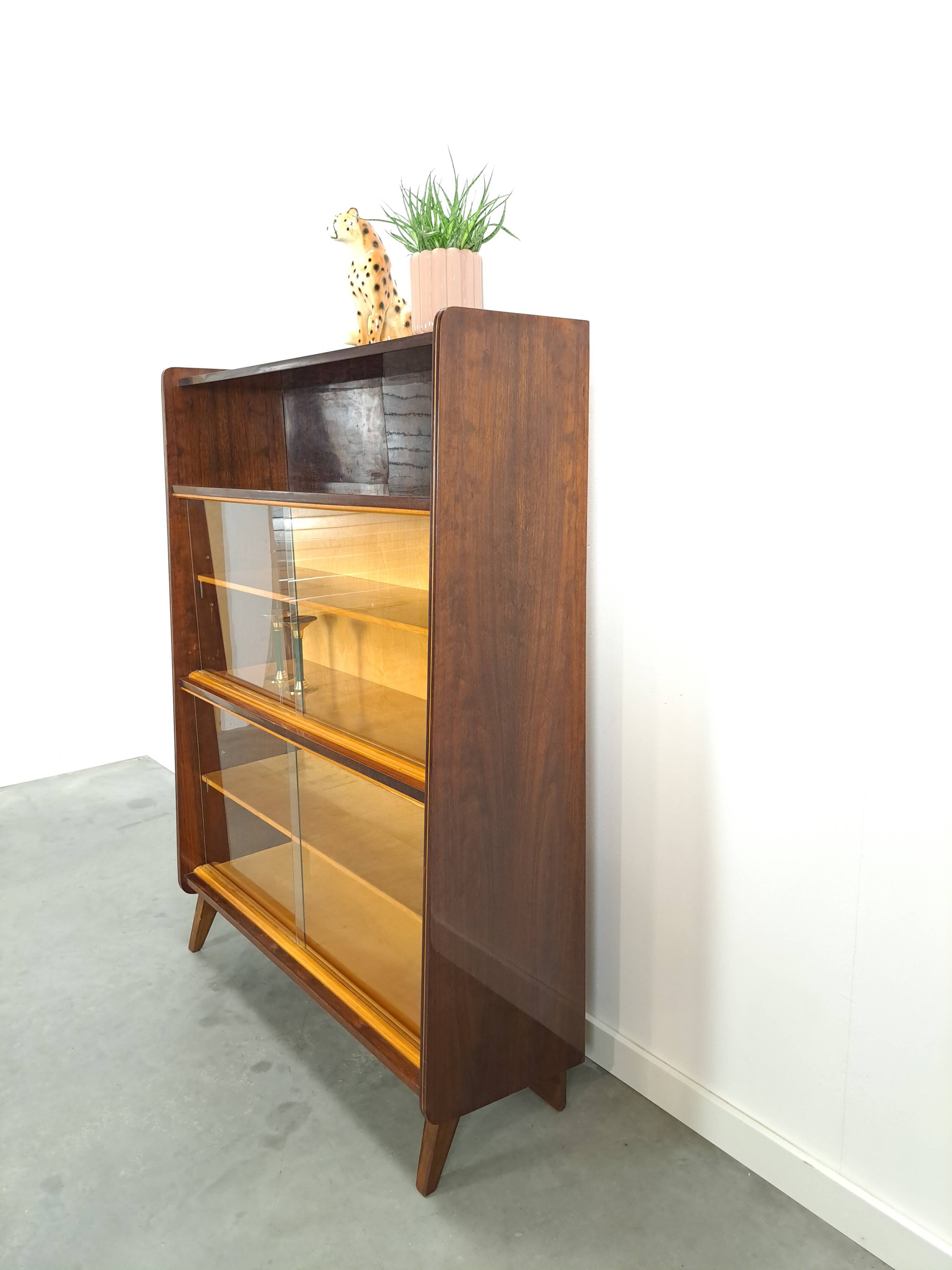 Donker vintage fineer design vitrinekast Jirak, boekenkast