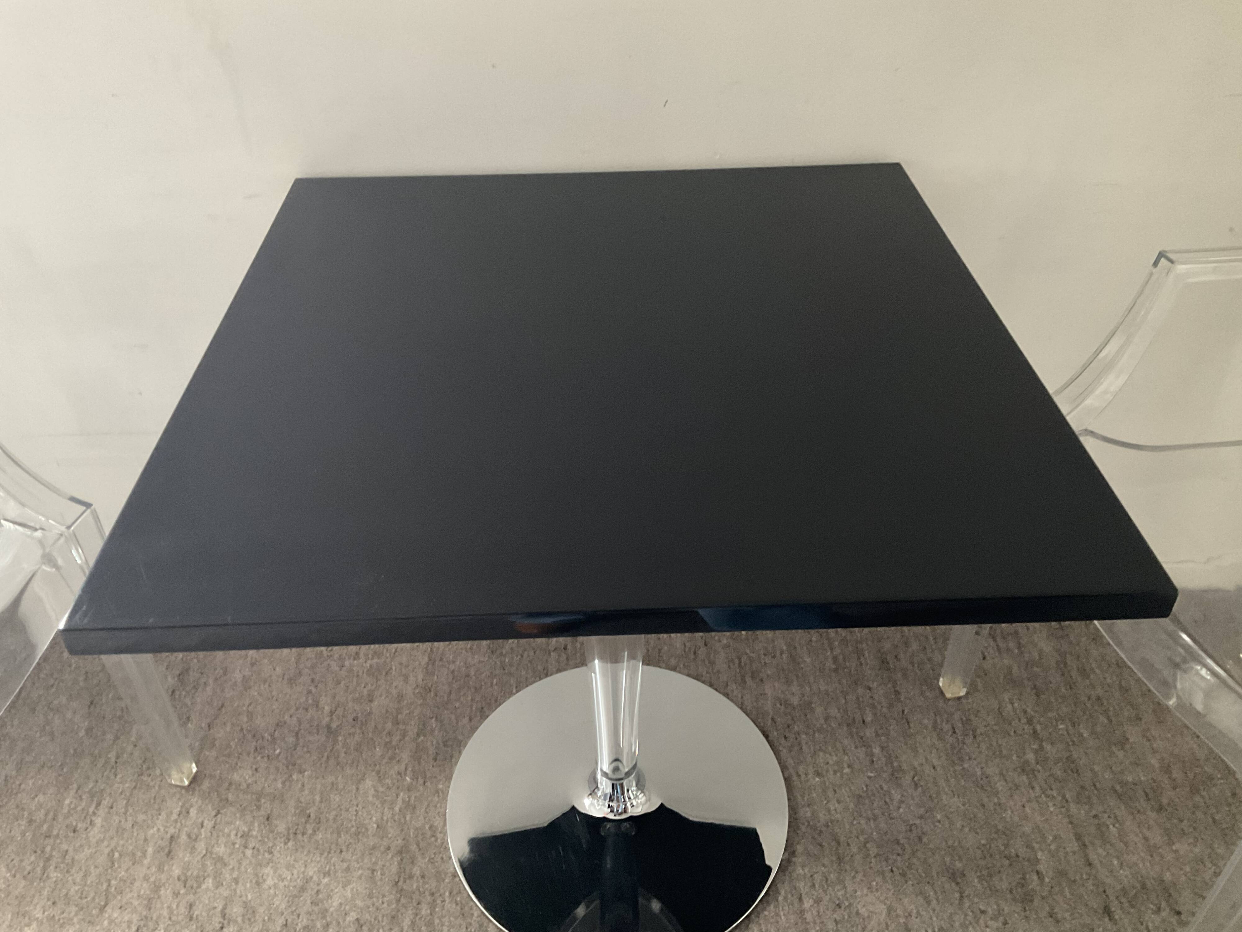 Ensemble Philippe Starck Kartell table à manger Top Top et 2 fauteuils Louis Ghost