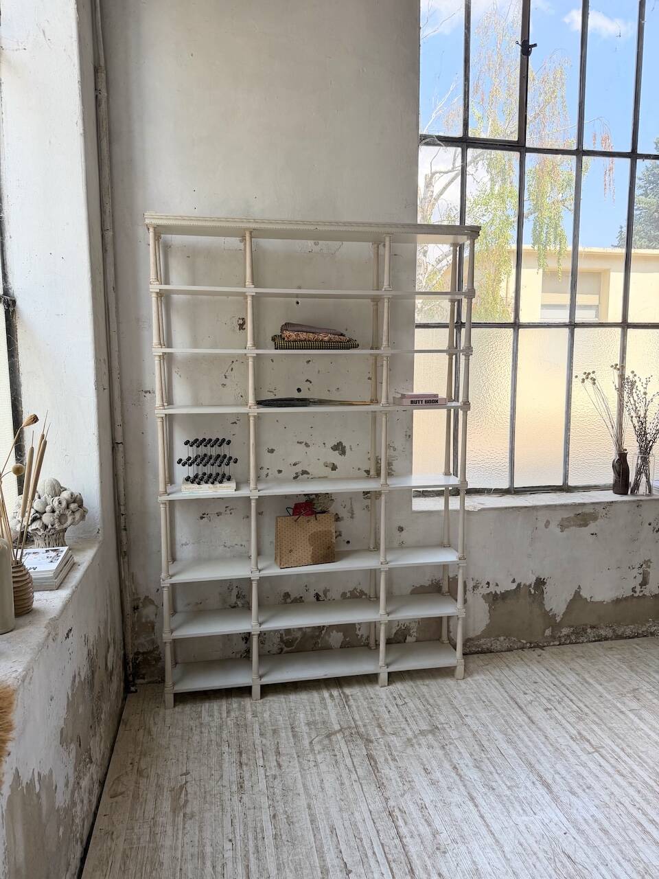 Bibliothèque, étagère XL Napoléon en bois patiné blanc