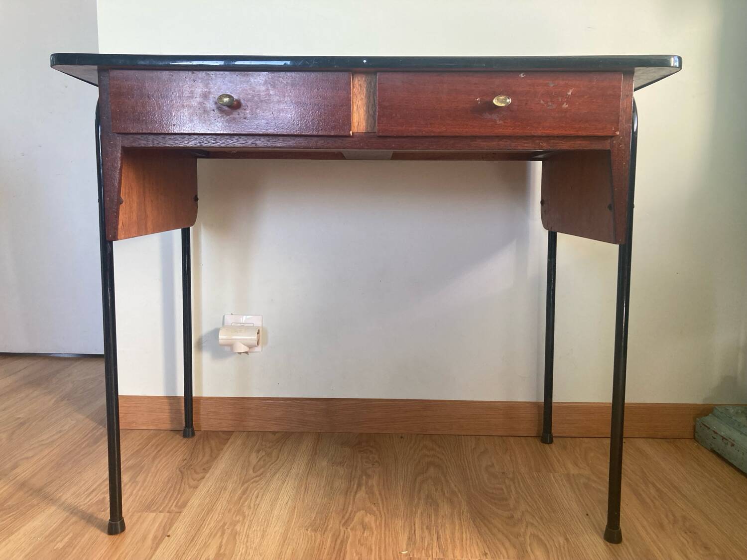 Formica desk