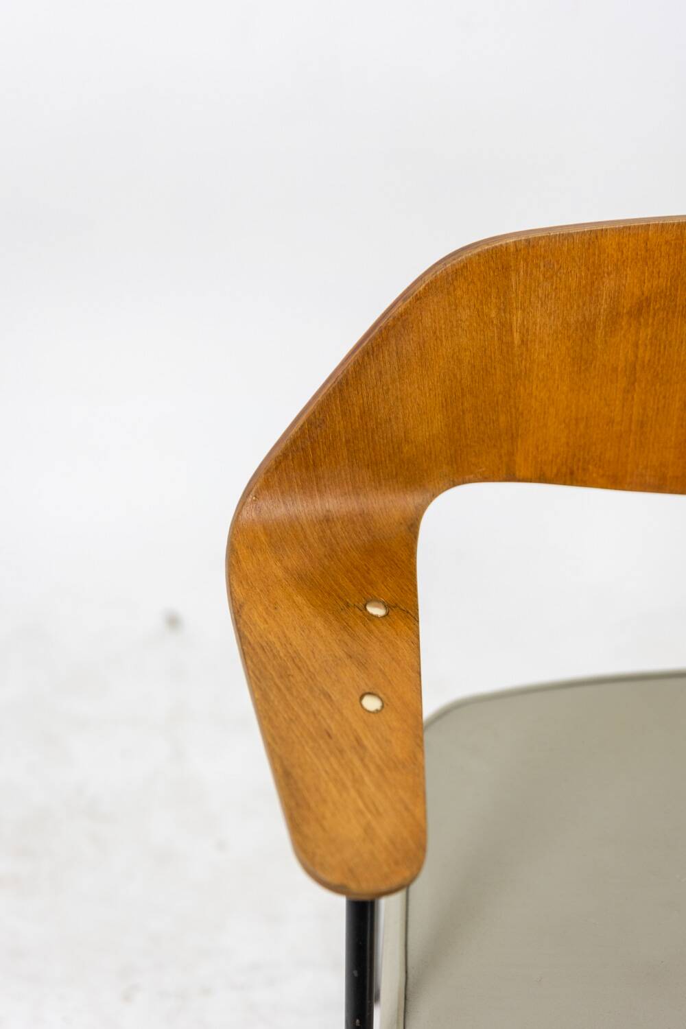 Robin Day. Thermoformed wooden office chair. Airborne circa 1950-60