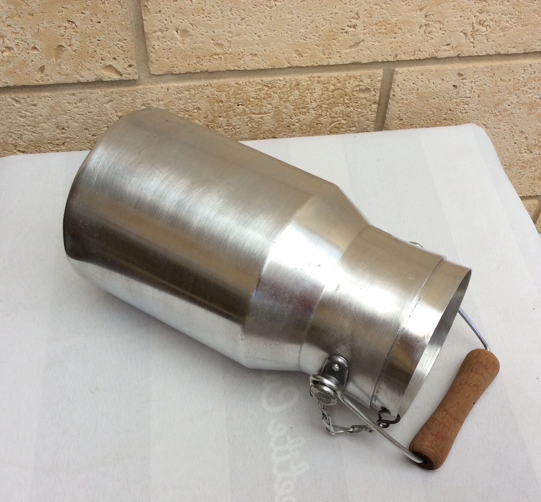 Ancien pot à lait aluminium poignée bois e.l.r alu