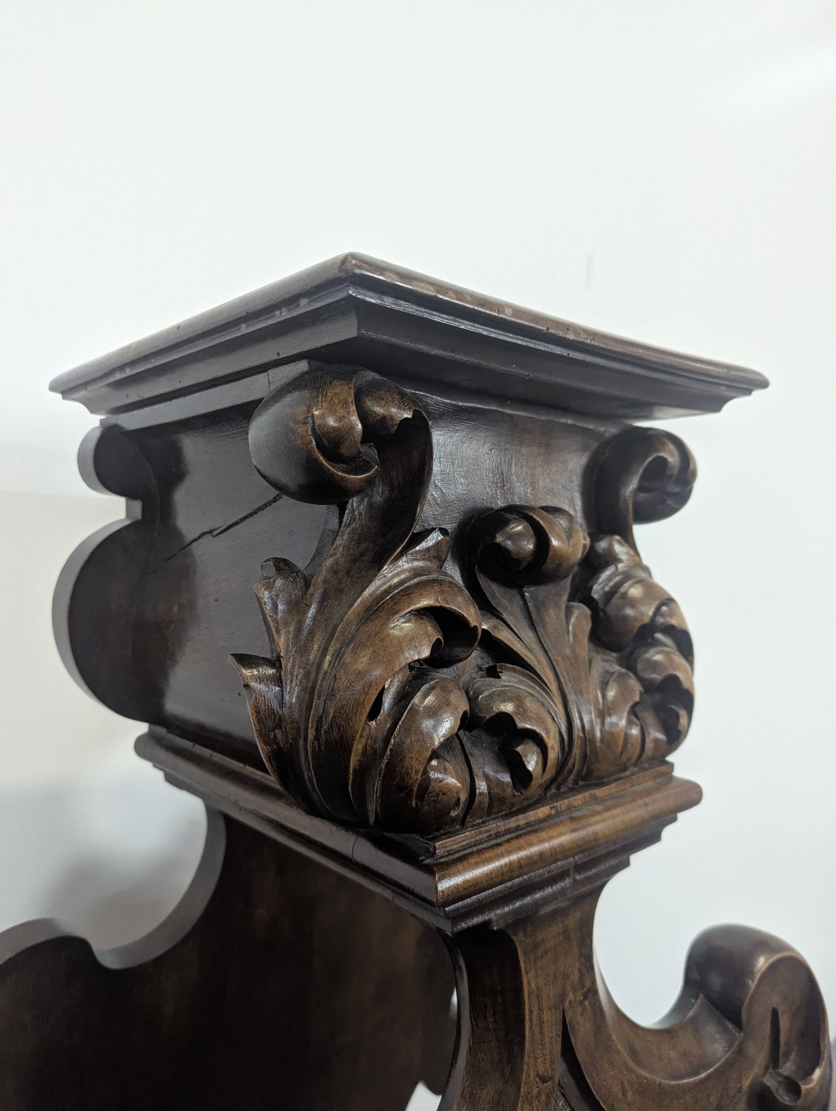 Selette de style Renaissance en noyer