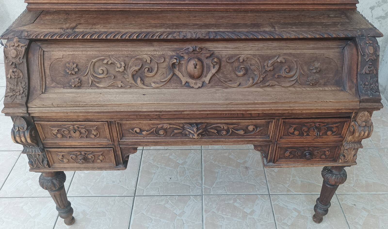 Louis XIII cylinder desk in carved oak, 19th century.