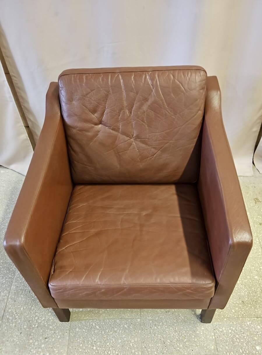 Fauteuil danois en cuir marron à dossier bas 1960