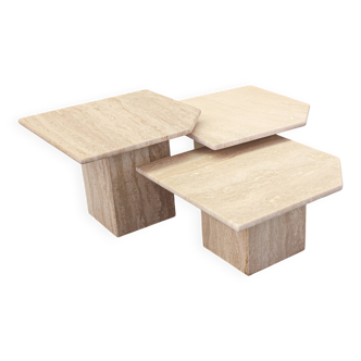 Ensemble de 3 tables gigognes, travetine italienne, années 1970.