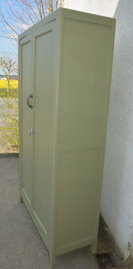 Armoire parisienne vert olive