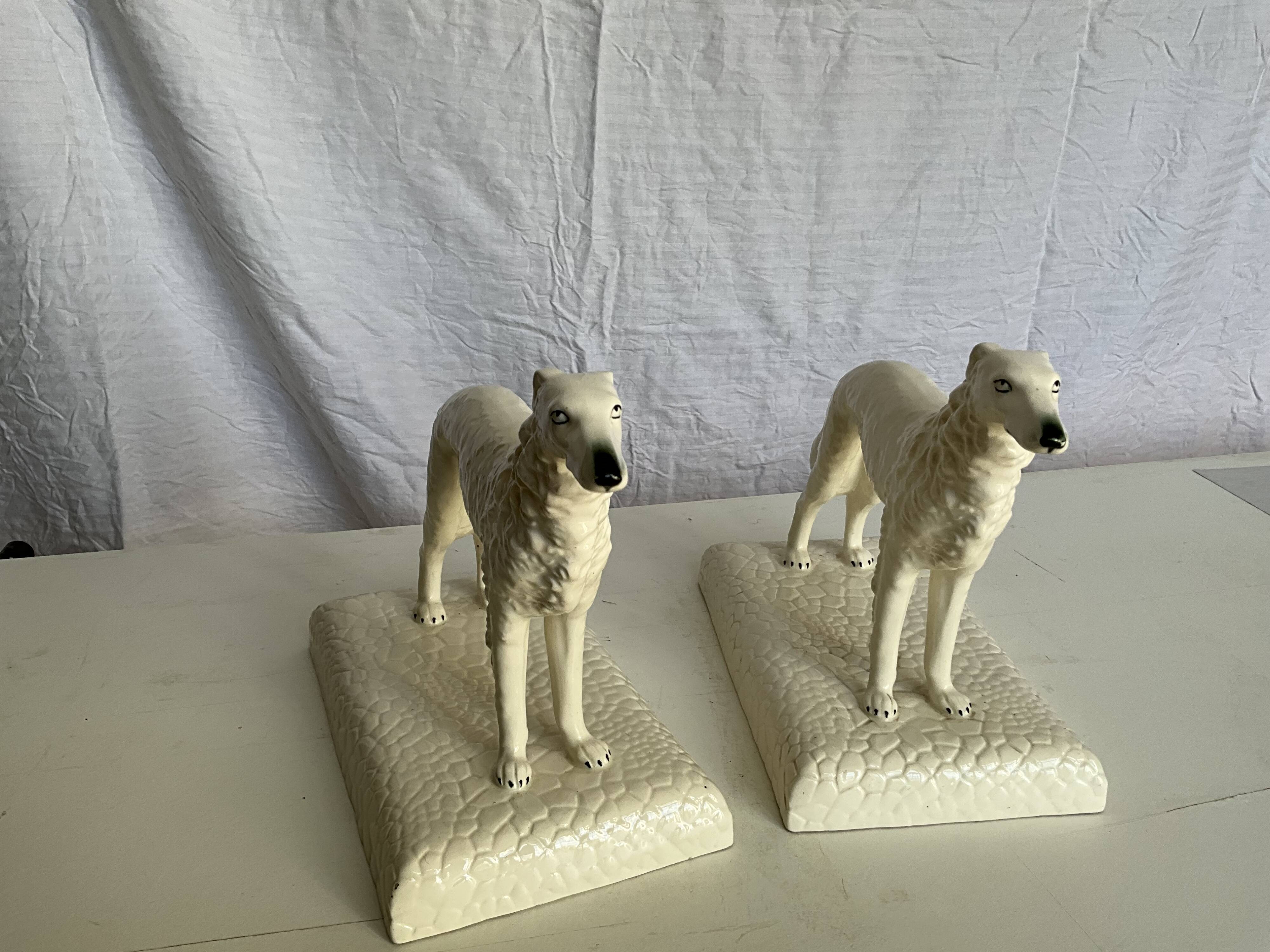 Rare paire de figurines en porcelaine de greyhound/borzoi. Tchécoslovaquie