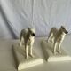 Rare paire de figurines en porcelaine de greyhound/borzoi. Tchécoslovaquie