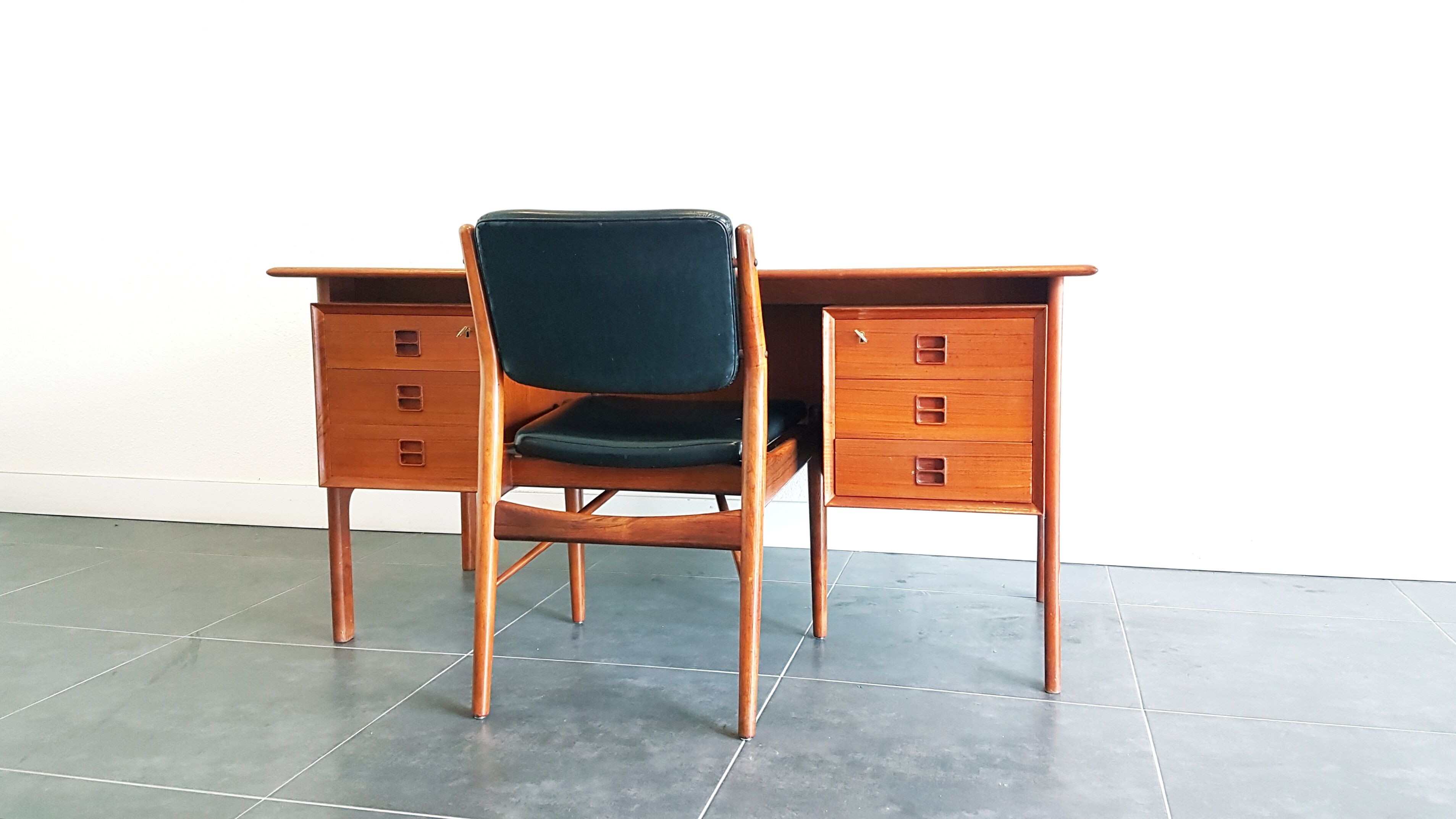 Arne Vodder teak Scandinavian Desk Manufactured By Sibast, 1960s