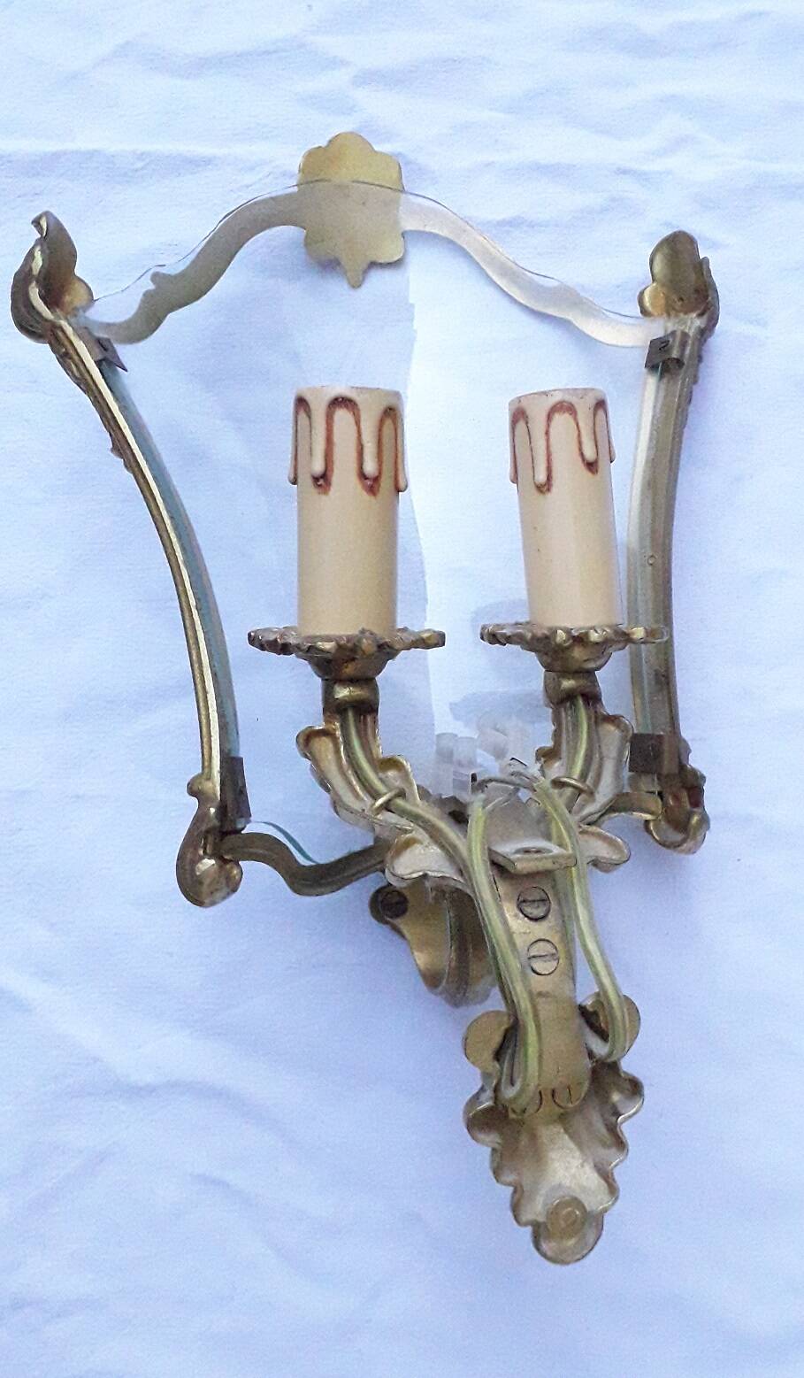 Paire d'appliques en bronze et verre