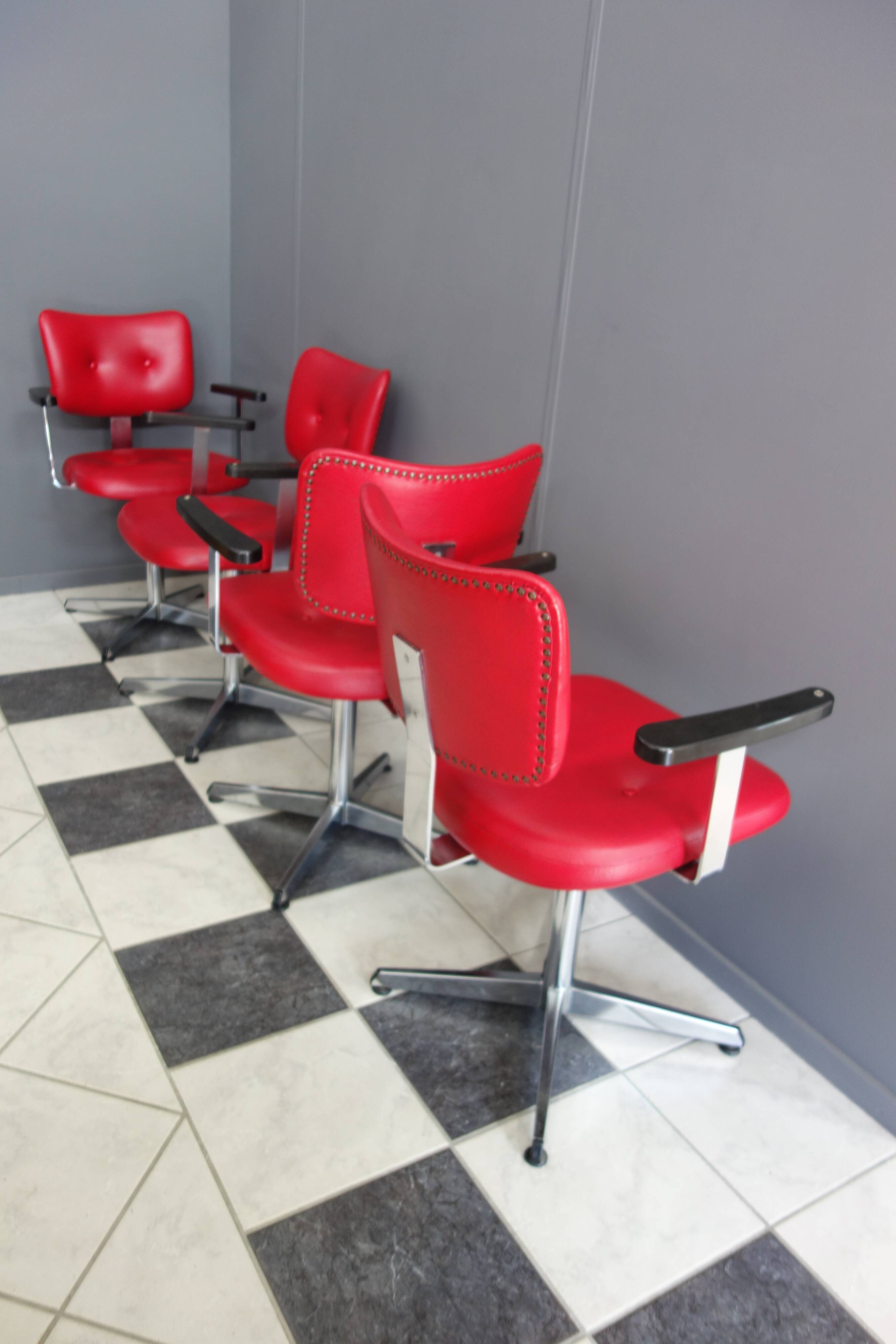 Quatre chaises de barbier en cuir rouge des années 1960 avec accoudoirs bakelite