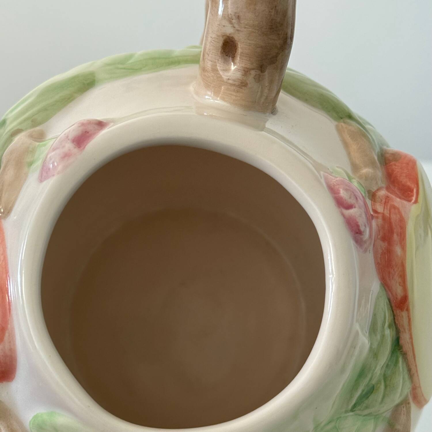 Théière en barbotine