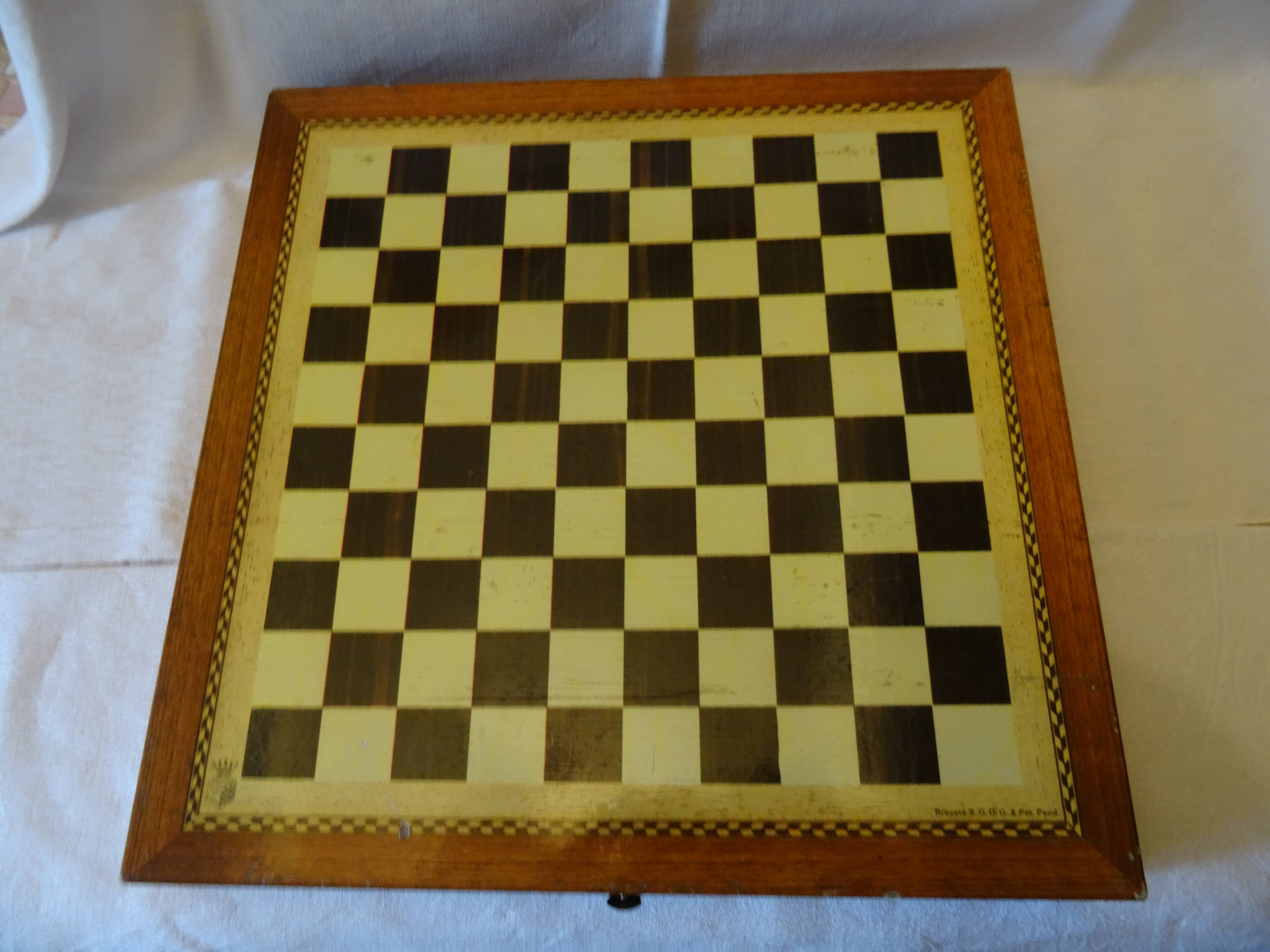 Box of 4 board games small horses, geese ...