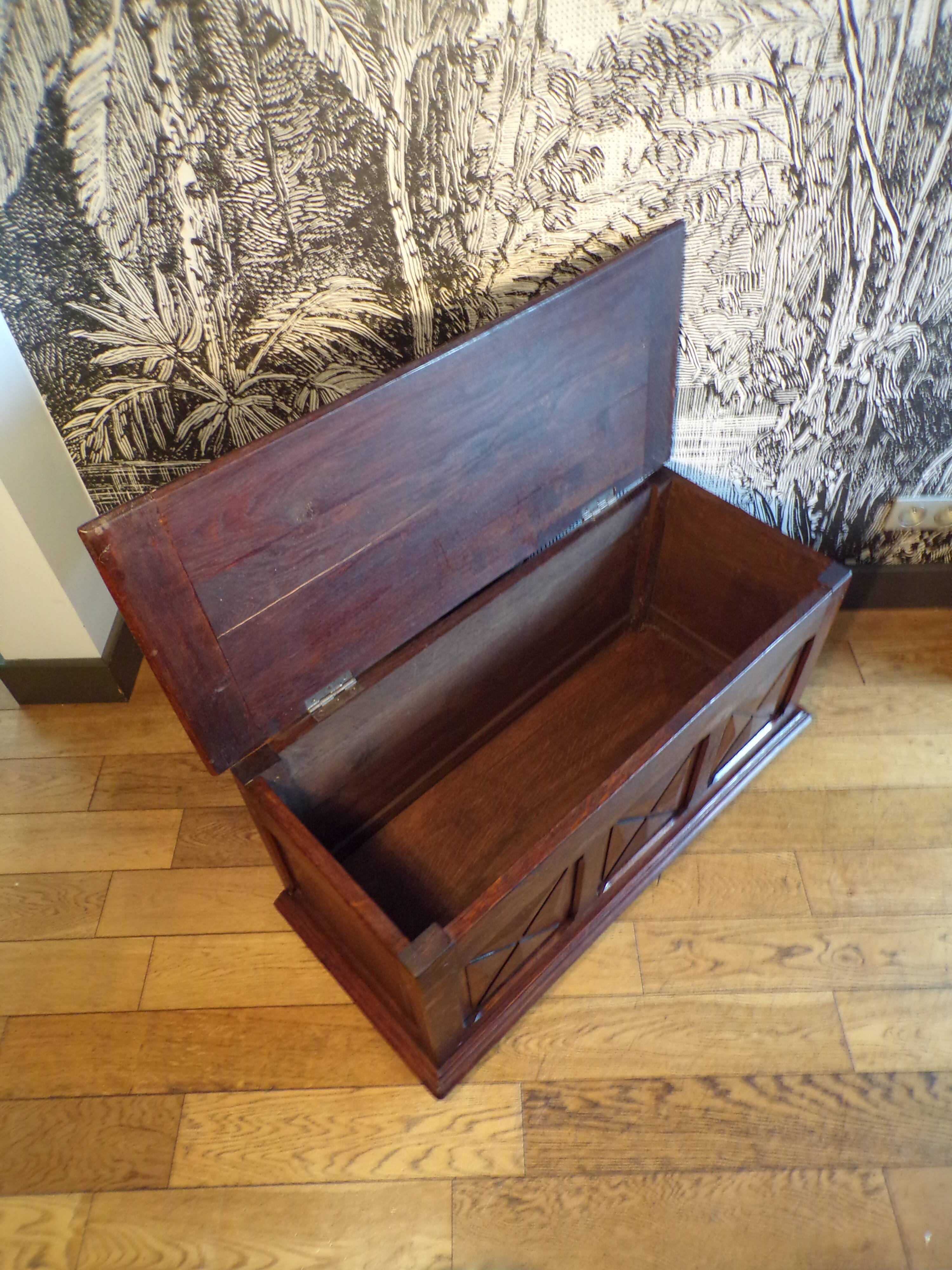 Neo-Basque style chest