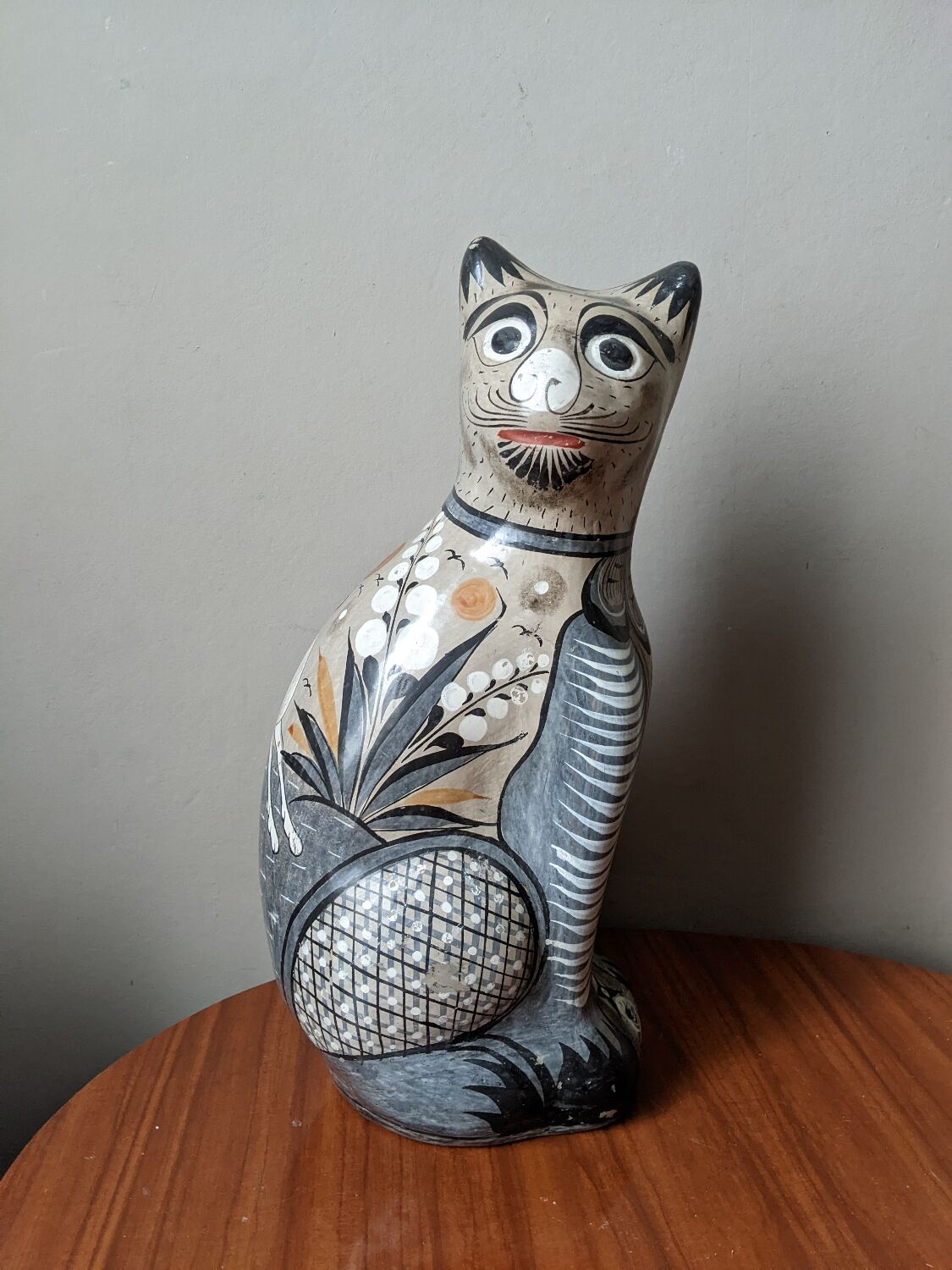 Hand-painted decorative ceramic cat from Tonala, Mexico.