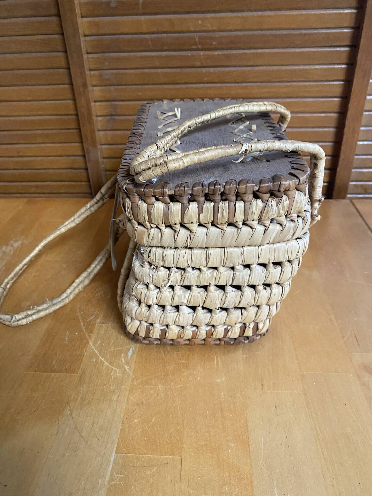 Old Basket Natural Woven Fibre + Wooden Lid Double Handle Wine