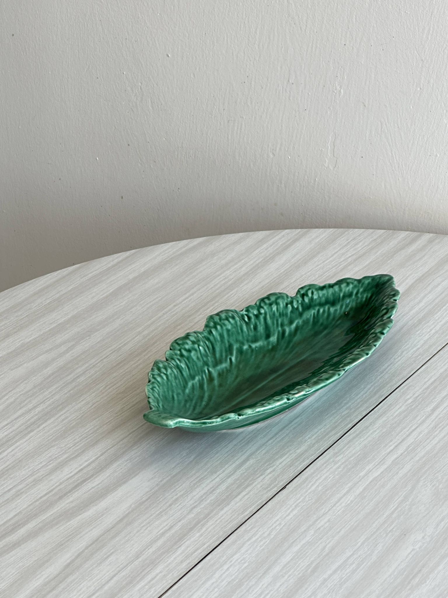 Plat en faïence verte en forme de feuille