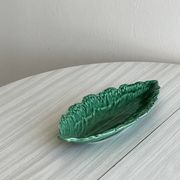 Plat en faïence verte en forme de feuille