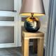 Lampe en bronze martelé insérée dans une table carrée en teck