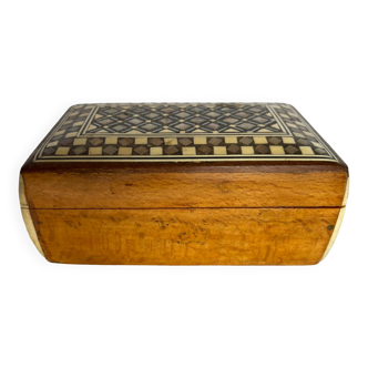 Wooden jewelry box