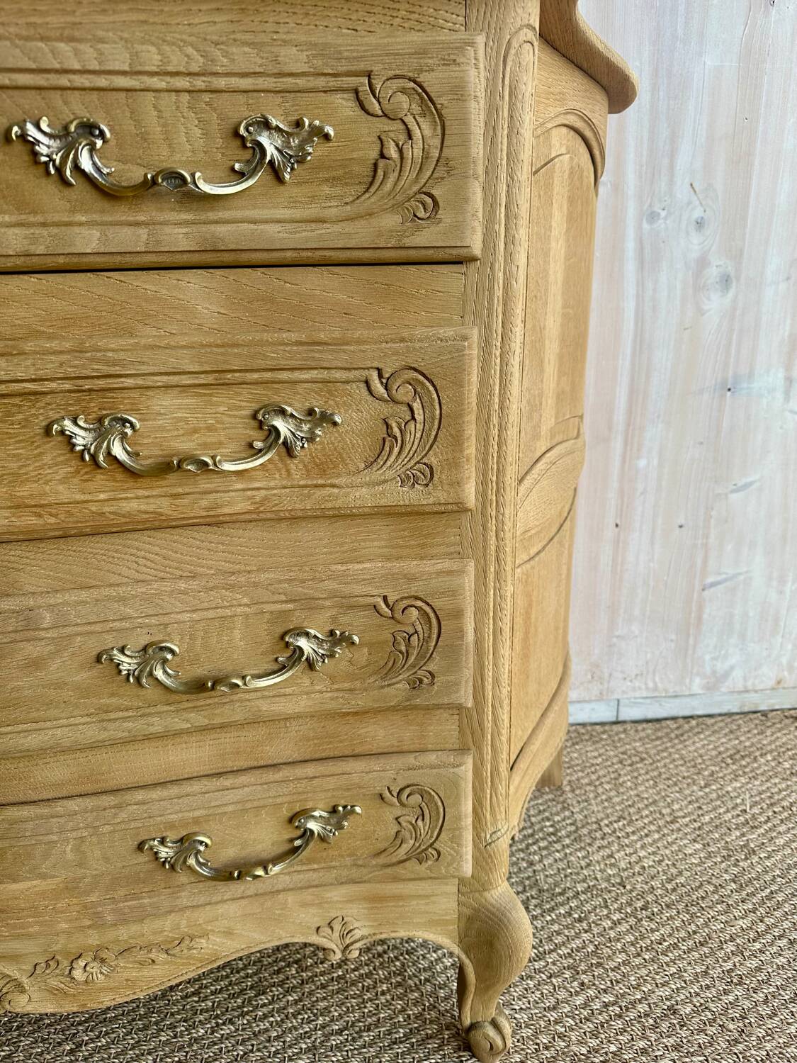 Louis XV provincial commode in solid oak – marquetry top