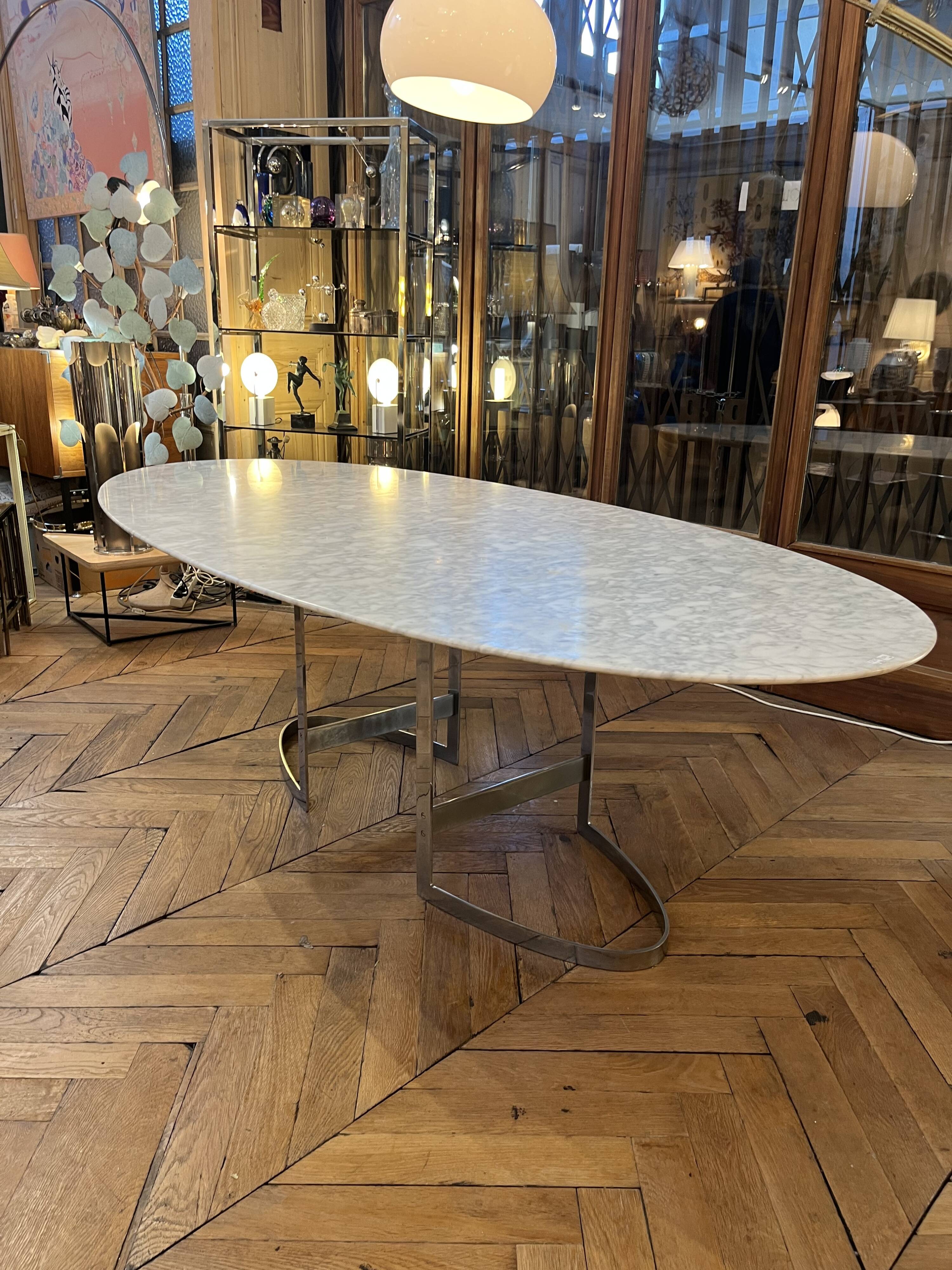 Oval table designed by Vittorio Introini, published by the Fratelli house.