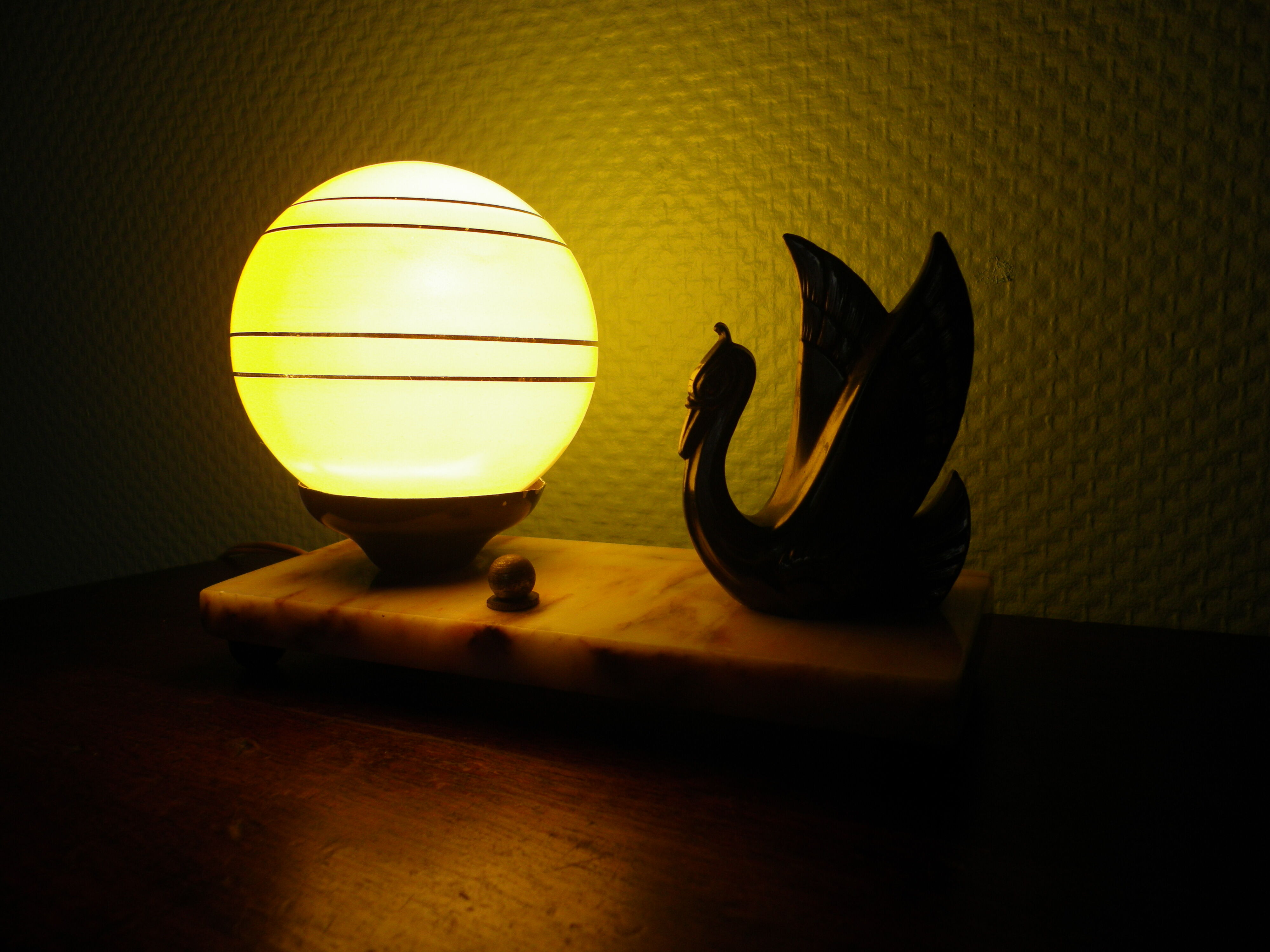 Art deco table lamp 1920/1940, marble, opaline, regulated swan