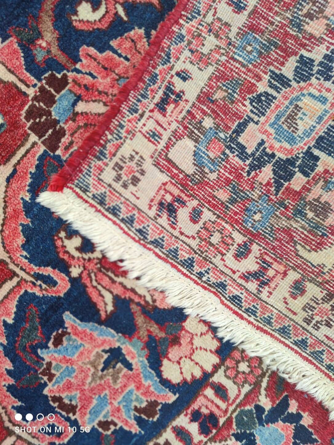 Hand-knotted Persian Kashan carpet made of pure wool.