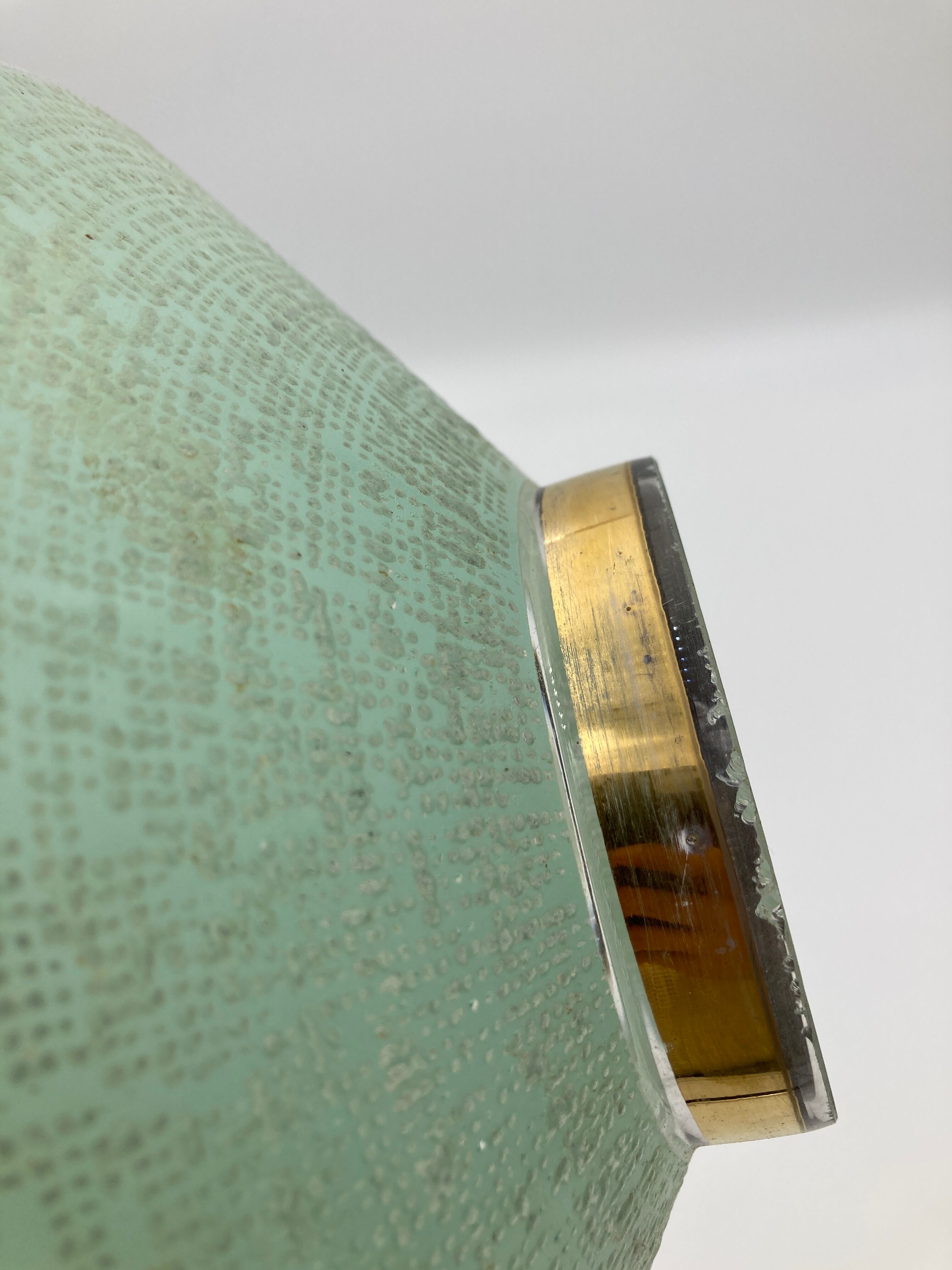 Green and gold saucer suspension