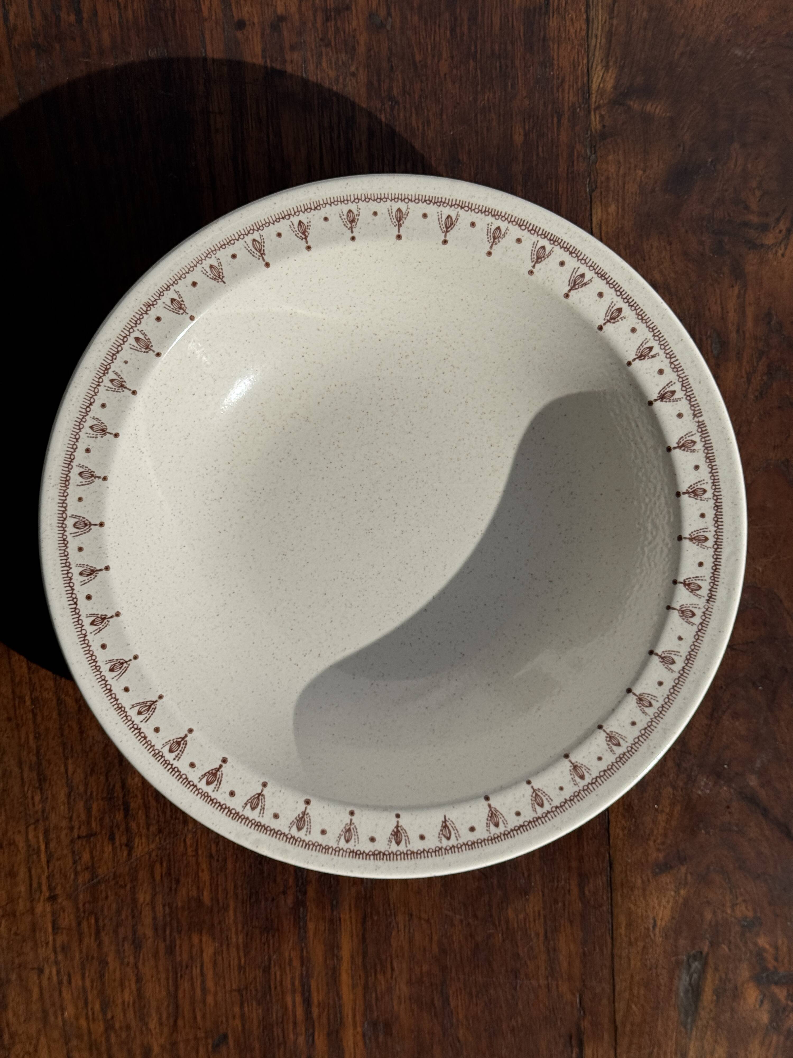 Set of a salad bowl and a vintage brown circular dish D28.