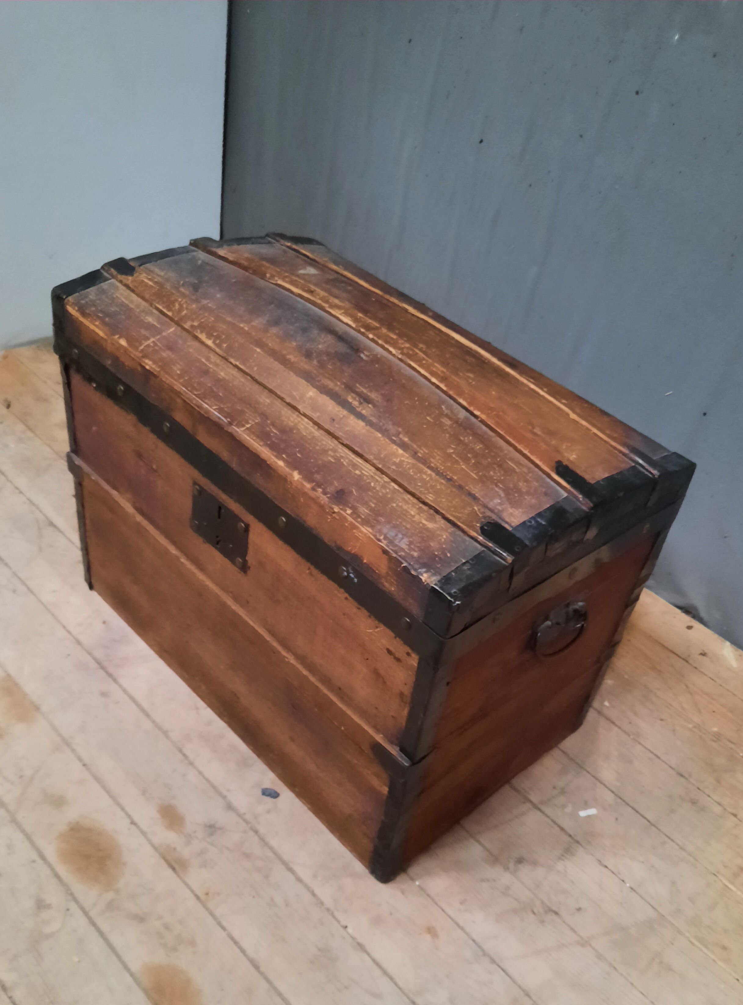 Coffre bombé en bois et métal