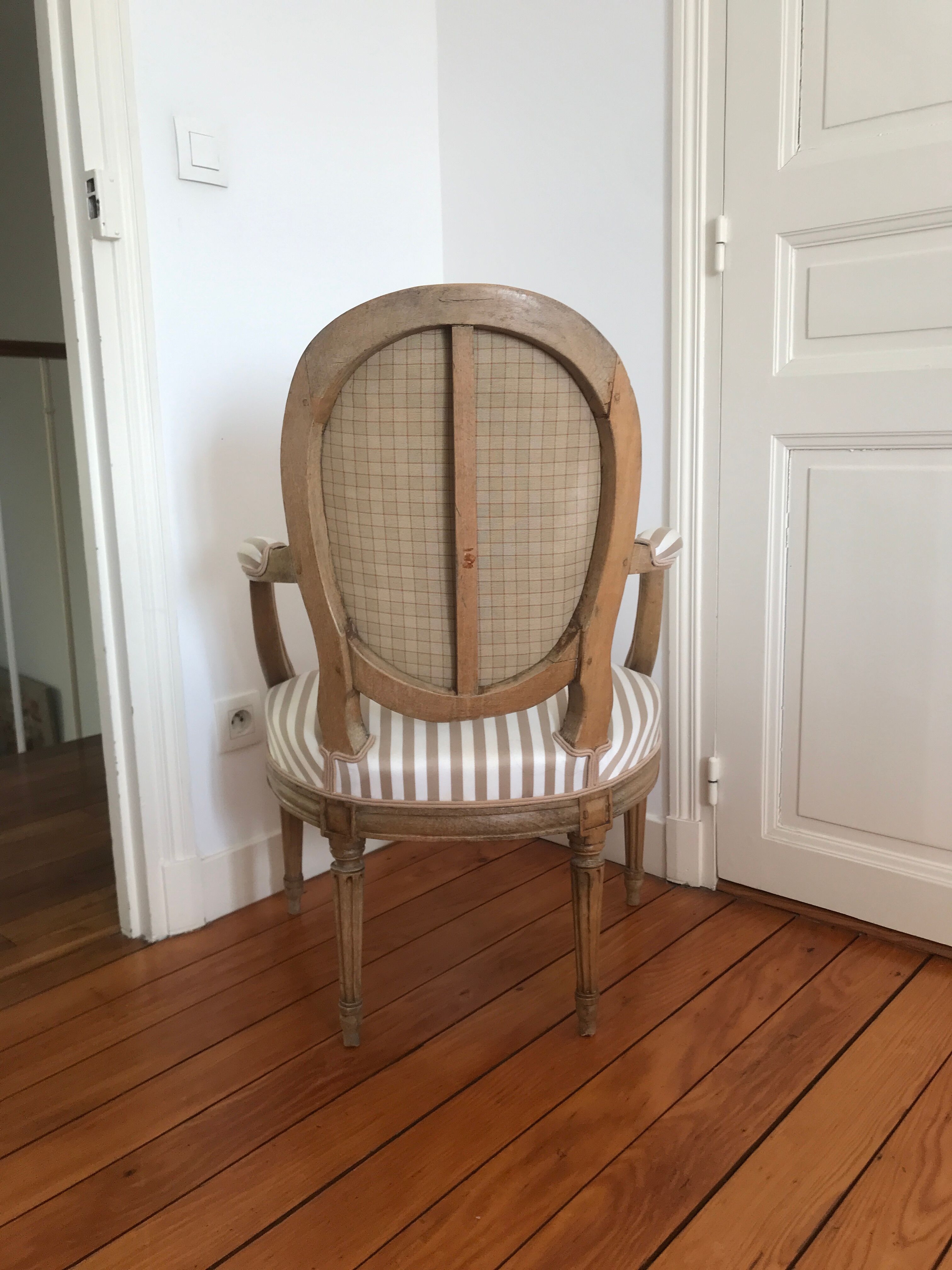 Paire de fauteuils à médaillon époque Louis XVI