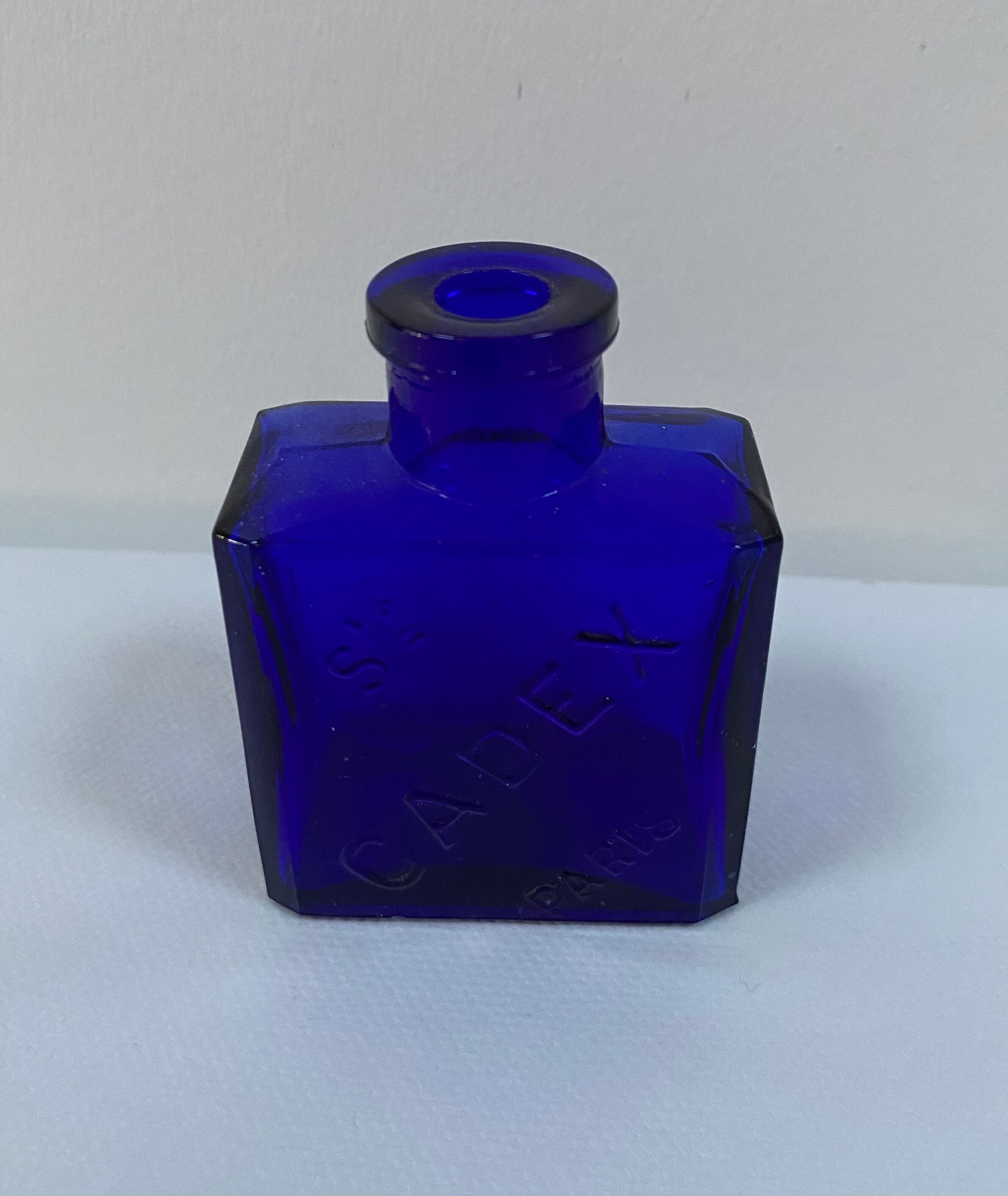 Flacon cadex en verre bleu cobalt