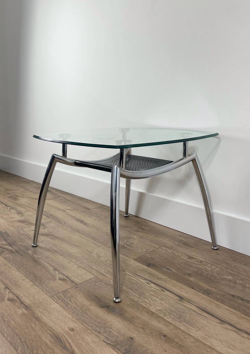 Table basse moderne « Space Age » des années 1970 en chrome et en verre