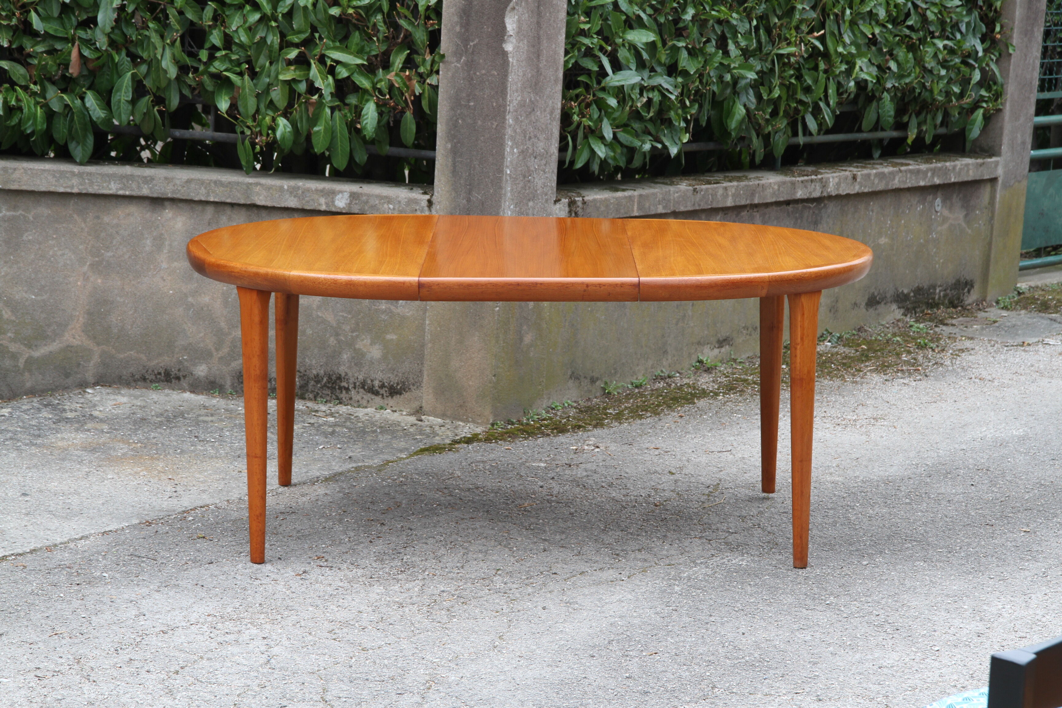 Danish teak extendable round table of the years 60