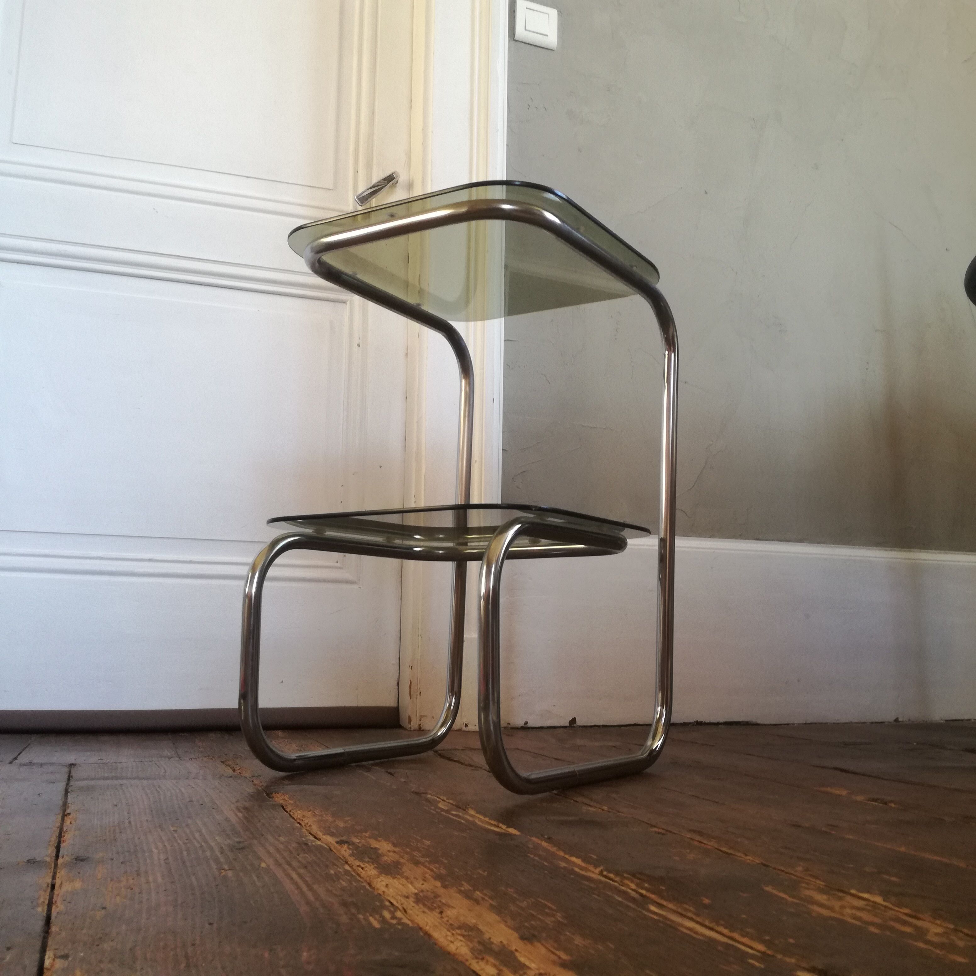Guéridon en métal et en verre fumé des années 1970