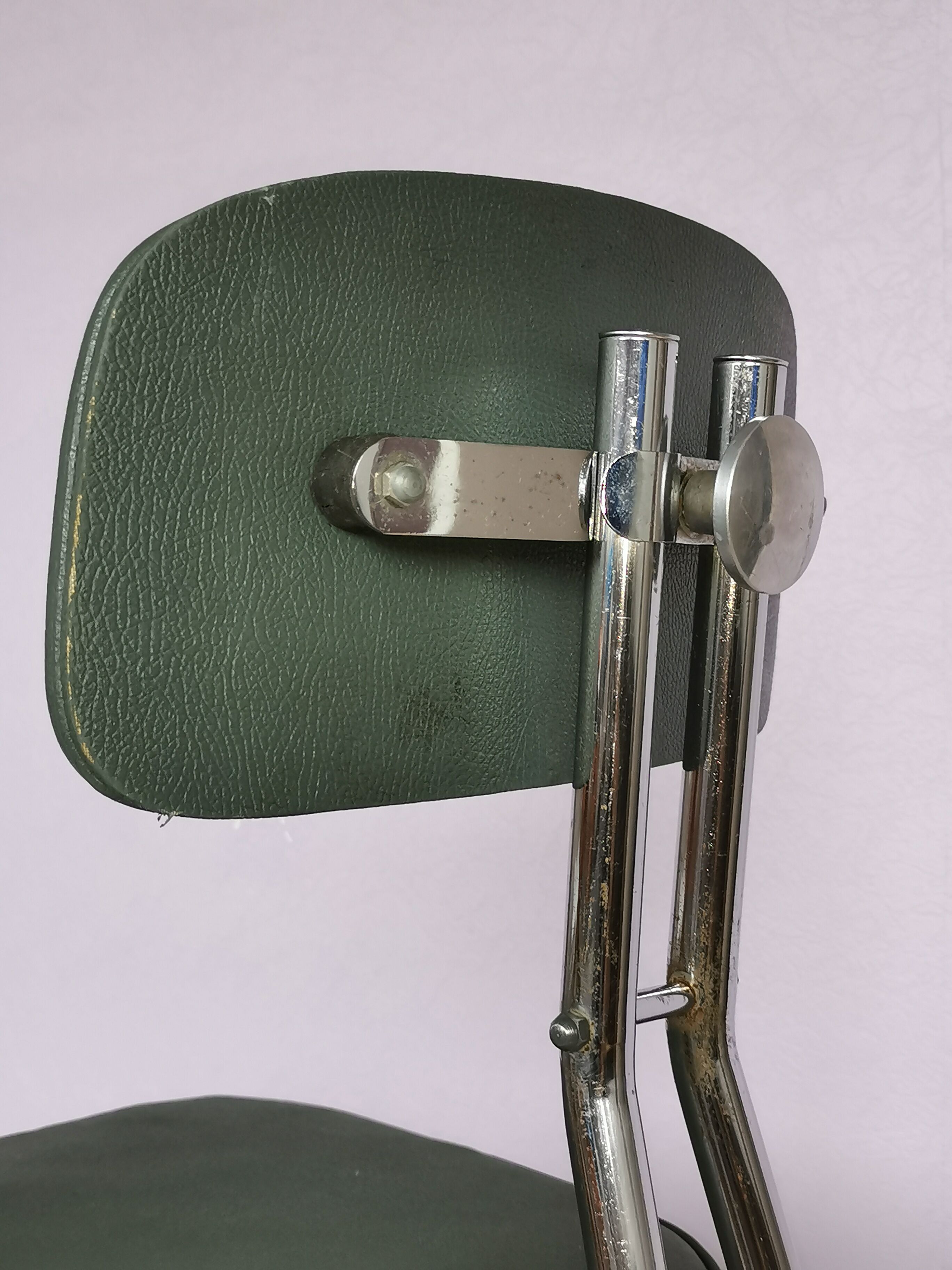 Chaise pivotante en skaï vert et acier chromé, Pullman, 1960