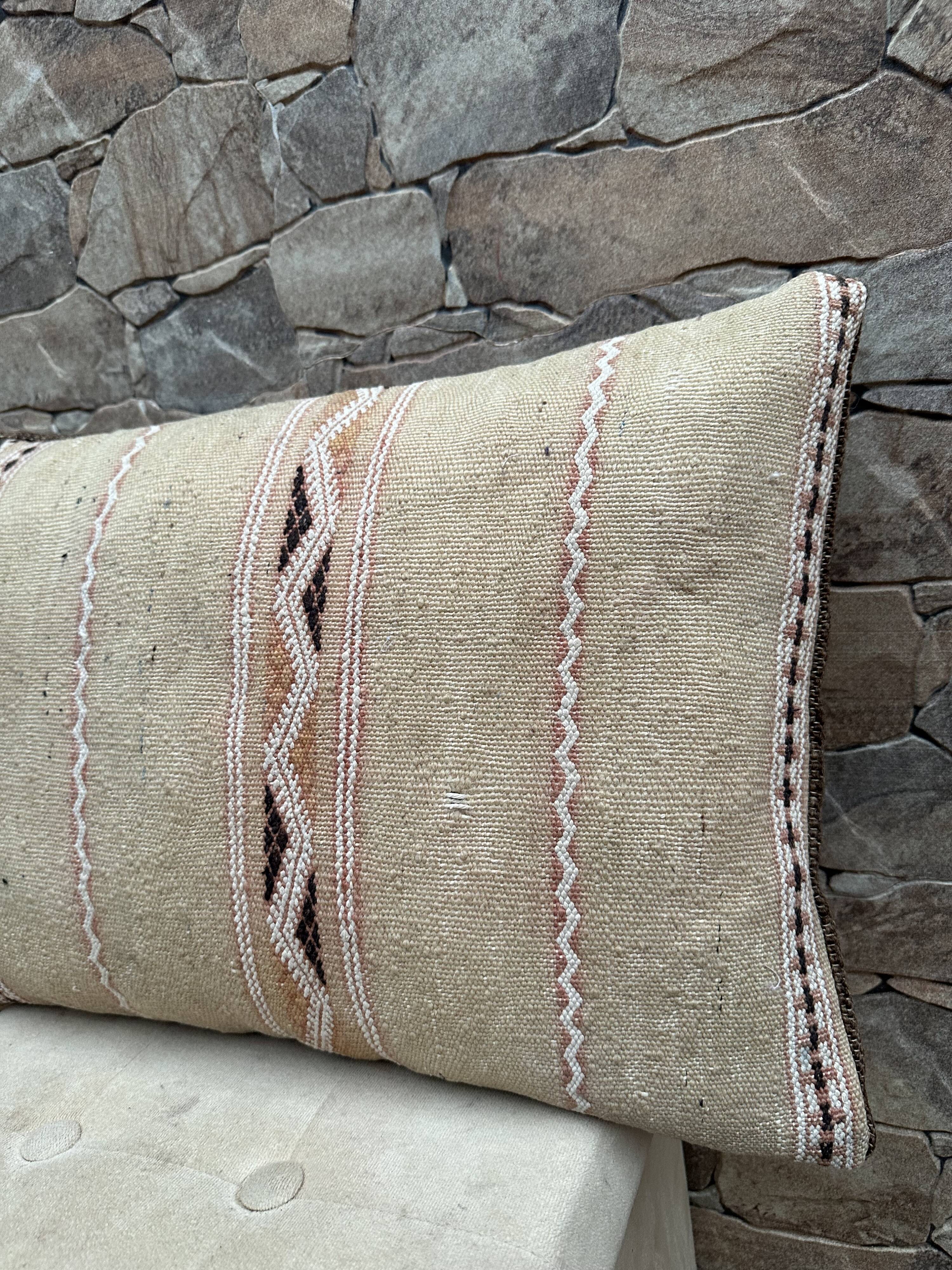 Vintage Berber Kilim cushion cover: Moroccan wool cushion