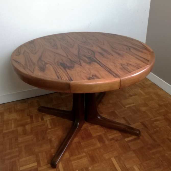 Central-footed rosewood round table