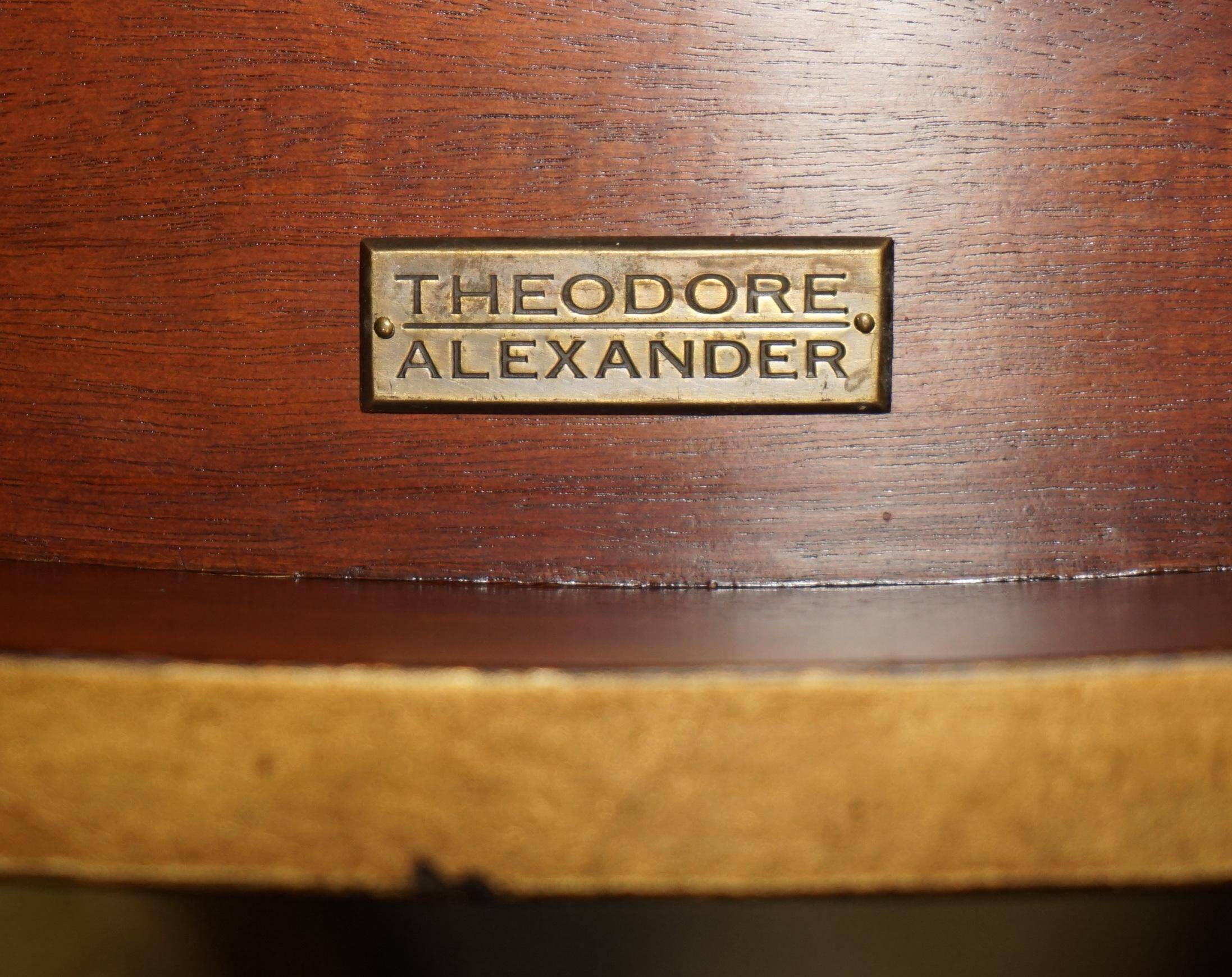 Console demi-lune Eglomise Theodore Alexander finition dorée