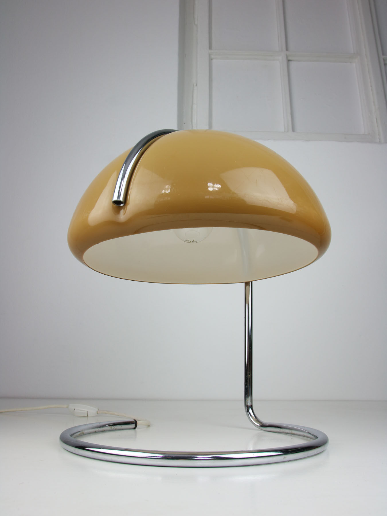 Italian Conchiglia lamp from Guzzini