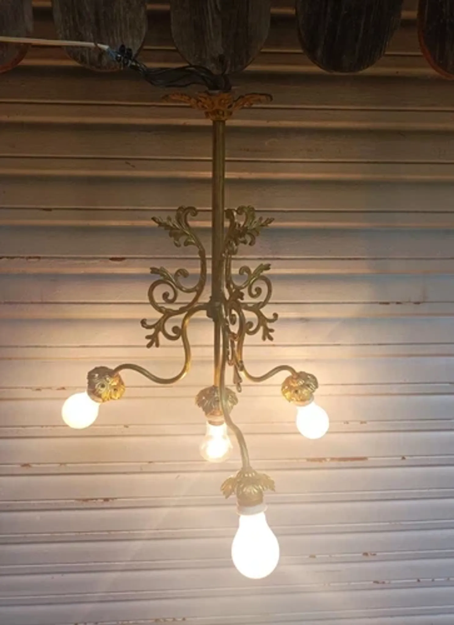 Antique 19th-century chandelier with 4 lights in gilded bronze, Napoleon III style - in working condition.