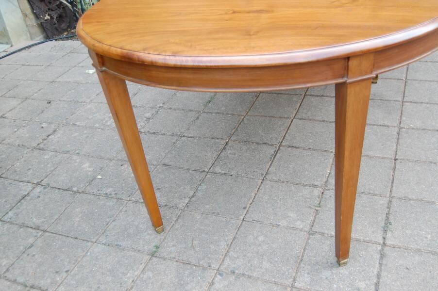 Napoleon III table in fine walnut from the late 19th century.