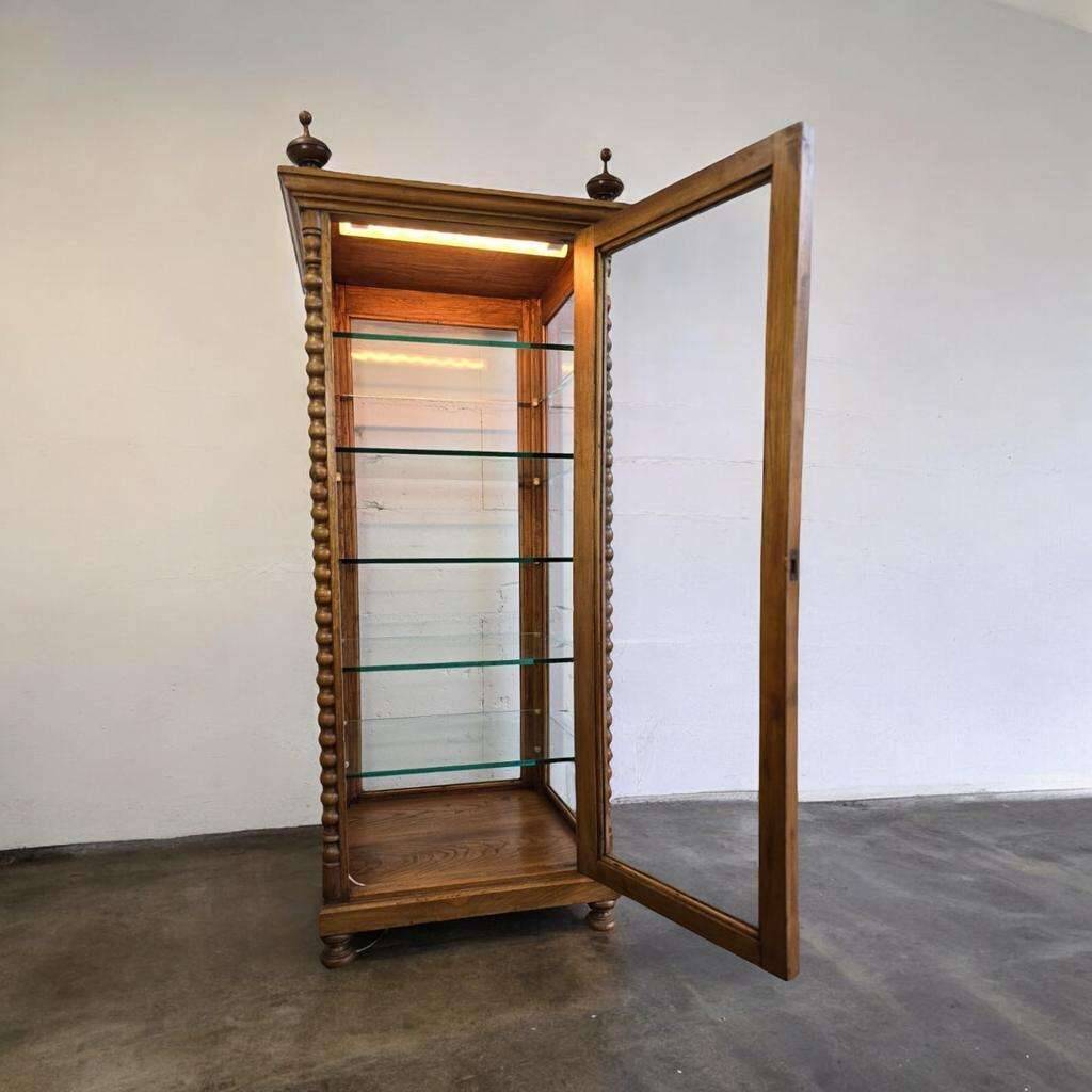 Vitrine vintage en bois avec accent de bobine : verre 4 côtés